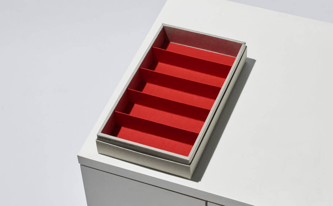 中目黒のアイウェア(眼鏡 メガネ サングラス)ショップWONDEROUS EYEWEAR RESORT(ワンダラスアイウェアリゾート)オリジナルのアイウェアコレクションボックス。red レッド 赤