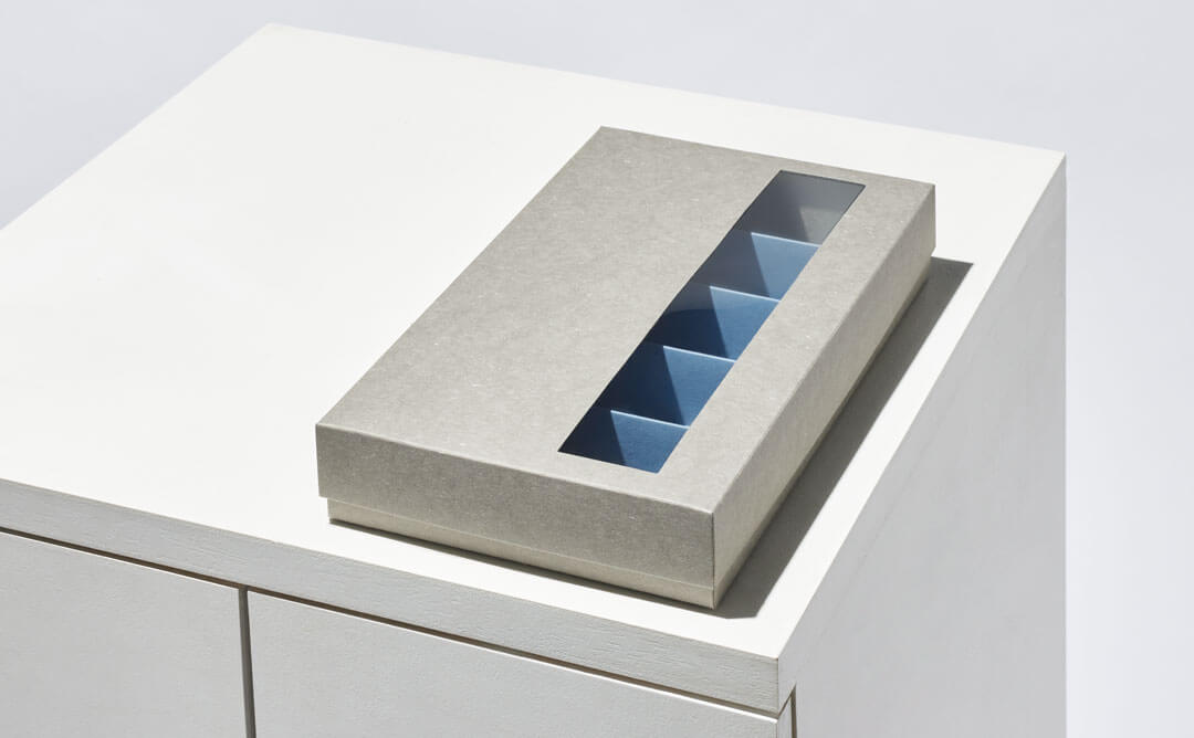 中目黒のアイウェア(眼鏡 メガネ サングラス)ショップWONDEROUS EYEWEAR RESORT(ワンダラスアイウェアリゾート)オリジナルのアイウェアコレクションボックス。sax blue サックスブルー 青