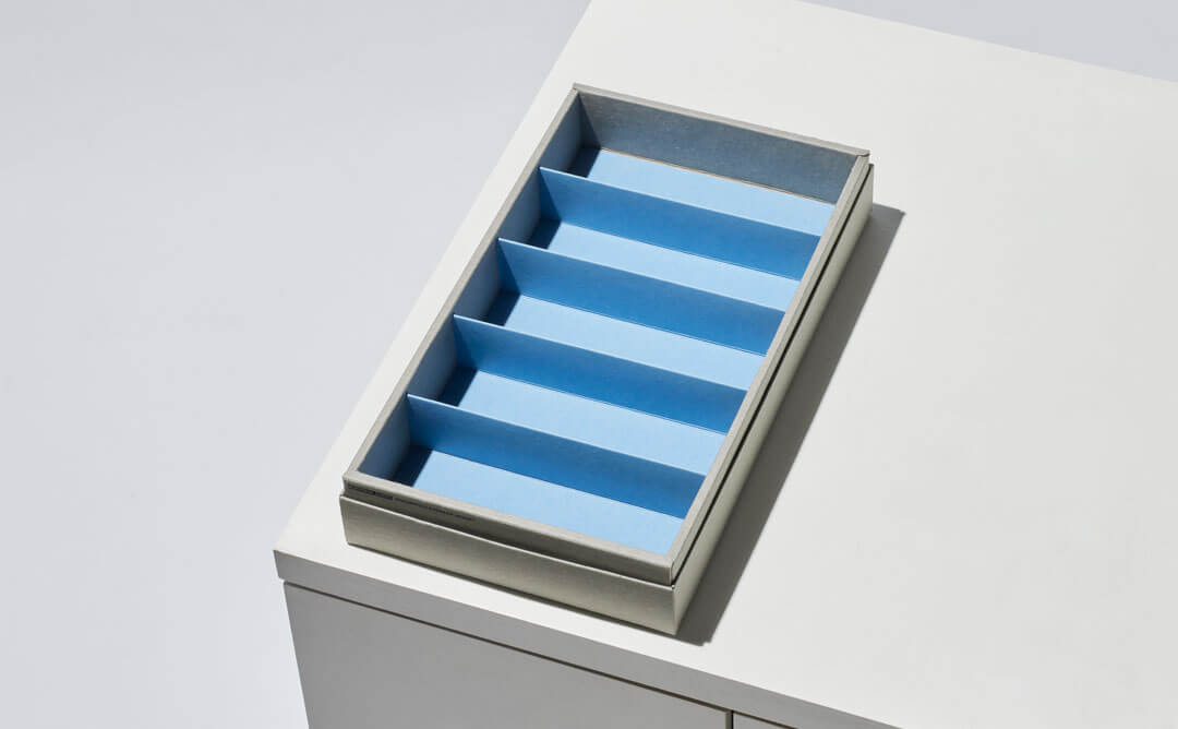 中目黒のアイウェア(眼鏡 メガネ サングラス)ショップWONDEROUS EYEWEAR RESORT(ワンダラスアイウェアリゾート)オリジナルのアイウェアコレクションボックス。sax blue サックスブルー 青